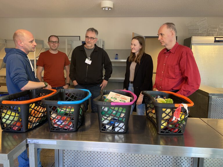 Besuch der Tafel Wetzlar mit der Direktkandidatin des Lahn-Dill-Kreises Emely Green und dem Bundestagsabgeordneten Wolfgang Strengmann-Kuhn