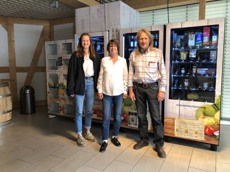 Priska Hinz und Emely Green besuchen den Bio-Hof Hillebrand in Erda