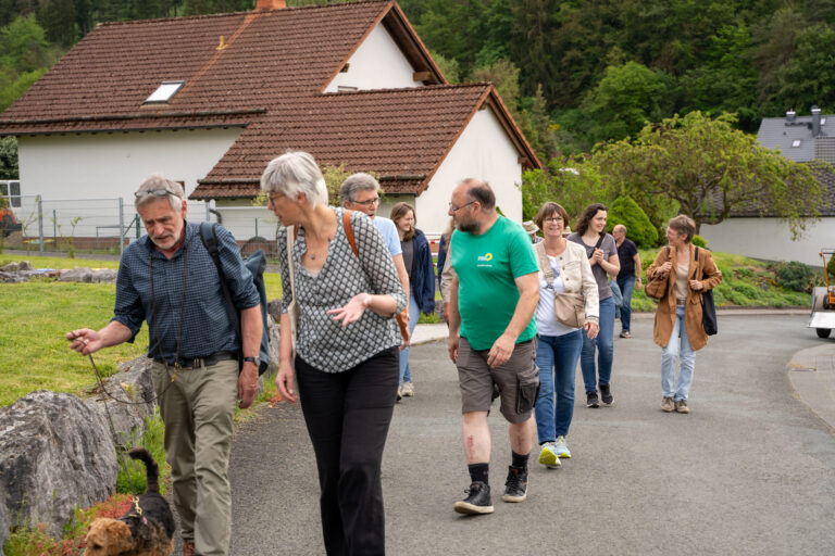 Jutta Paulus MdEP besucht Streuobstwiese in Ehringshausen