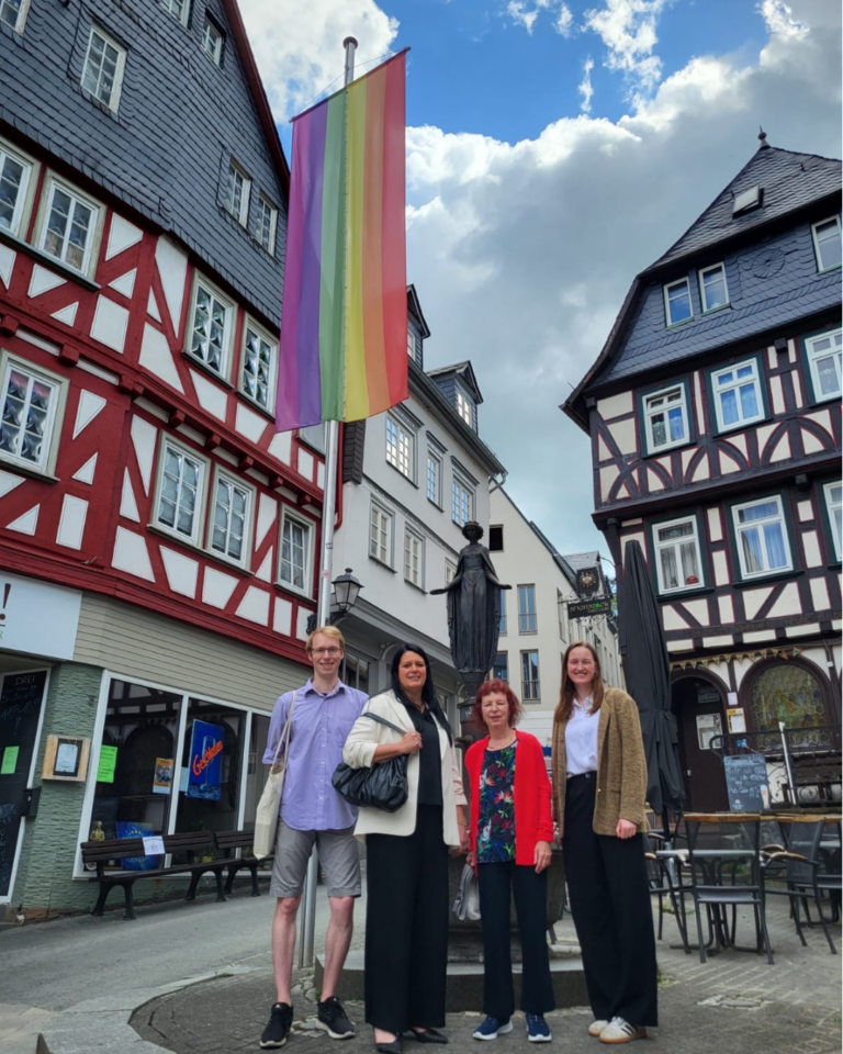 Hissung der Regenbogenflagge in Wetzlar